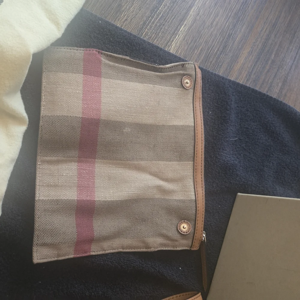 Burberry Ashy Bucket Bag Tassels, Plaid, Leather, Detachable Crossbody Strap EUC